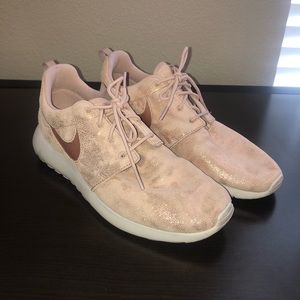 Light pink metallic Nike Roshe shoes